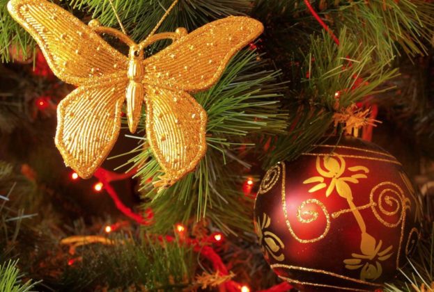 Addobbo albero di Natale con palla e farfalla