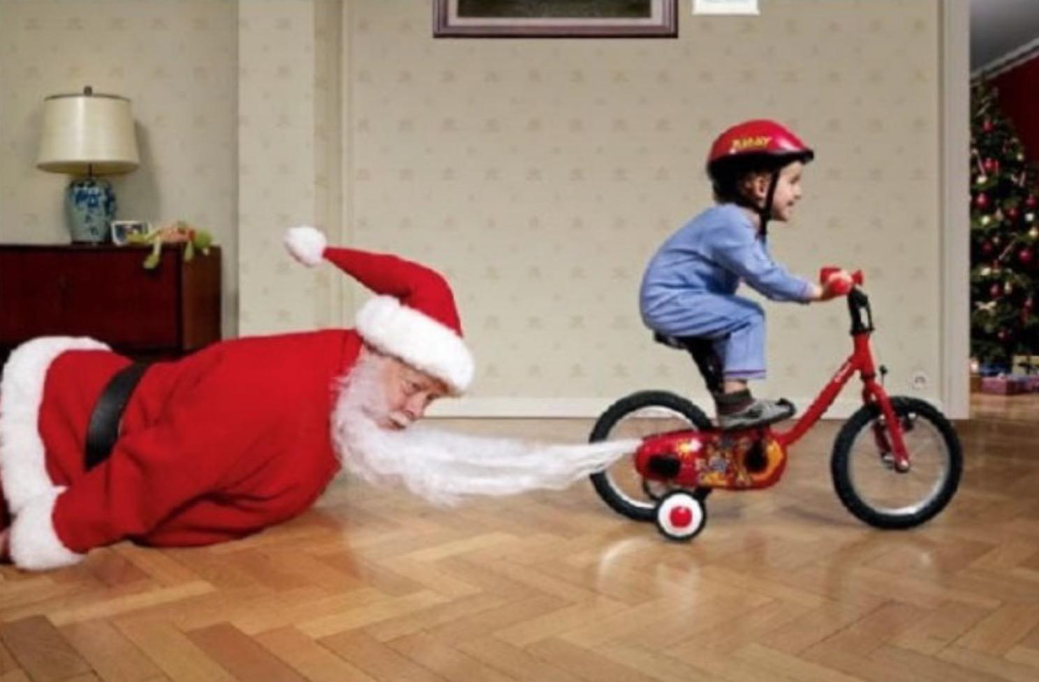Bambino porta Babbo Natale per casa immagine divertente