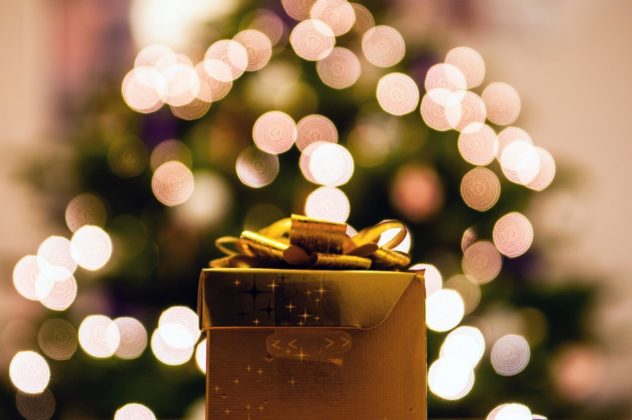 Immagine regalo di Natale con albero