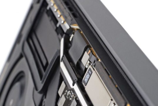 Apple risolve il Flexgate su MacBook con un cavo più lungo