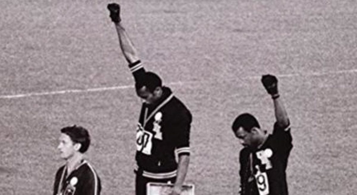 Foto simbolo Olimpiadi di Messico 1968, protesta guanti neri OpinioniTech